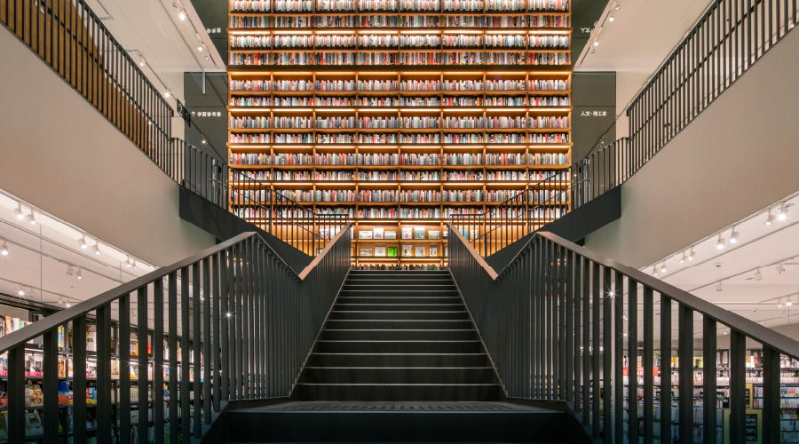 TSUTAYA BOOKSTORE提供/Photographer:遠山 功太 ※階段上での撮影は原則不可